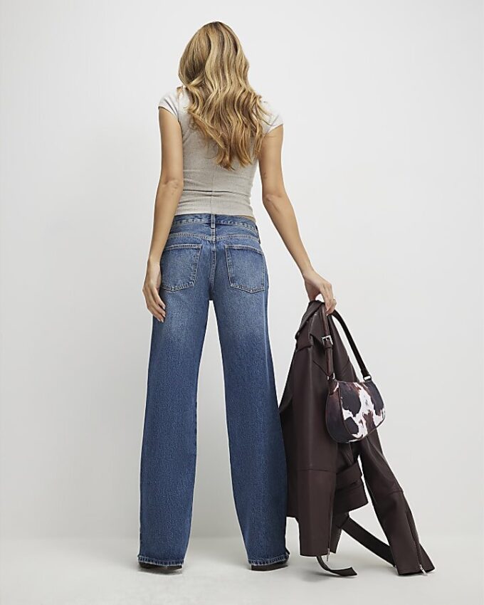 Blå jeans med rak ben och delad fåll