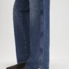 Blå jeans med rak ben och delad fåll