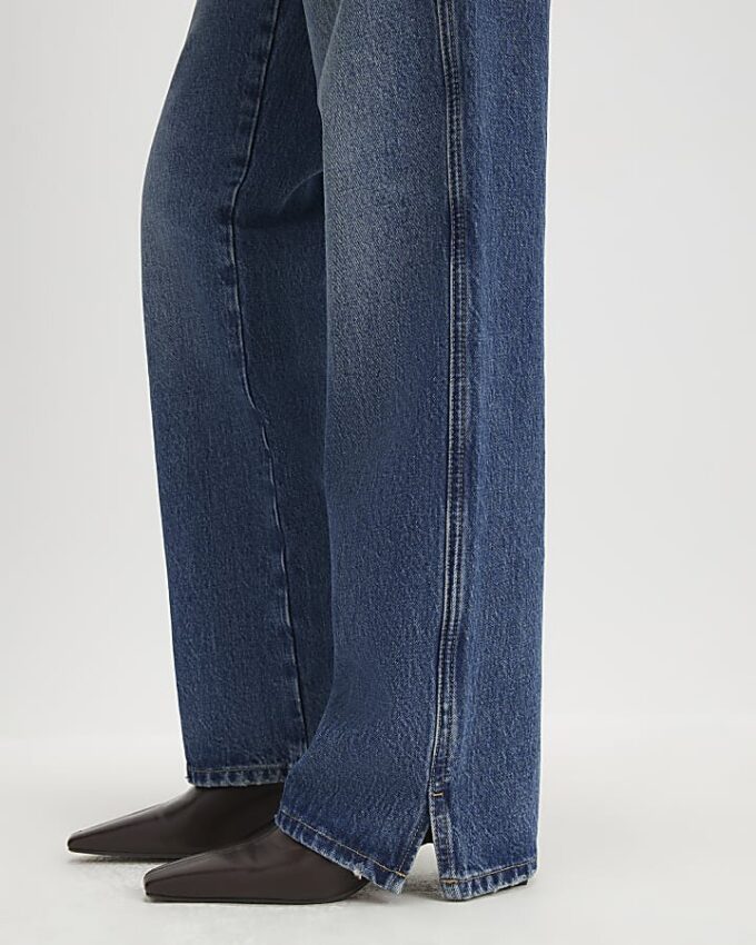 Blå jeans med rak ben och delad fåll