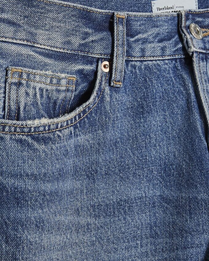 Blå jeans med rak ben och delad fåll