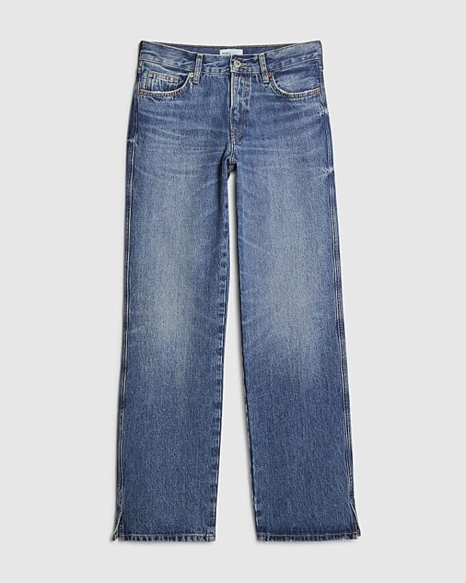 Blå jeans med rak ben och delad fåll
