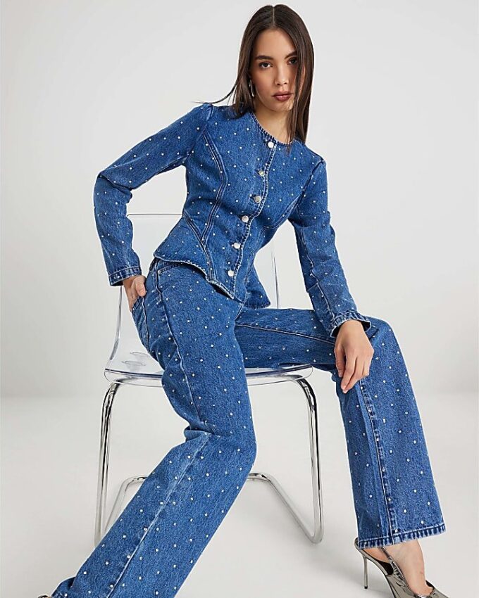 Blå jeans med rak passform och strass Blå jeans med rak passform och strass