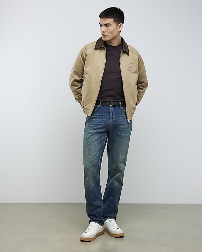 Blå jeans med raka ben