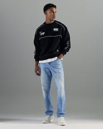 Blå jeans med raka ben