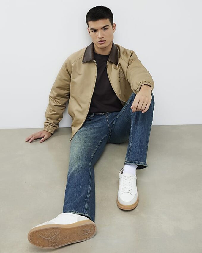 Blå jeans med raka ben