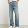 Blå jeans med raka ben