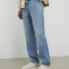 Blå jeans med raka ben