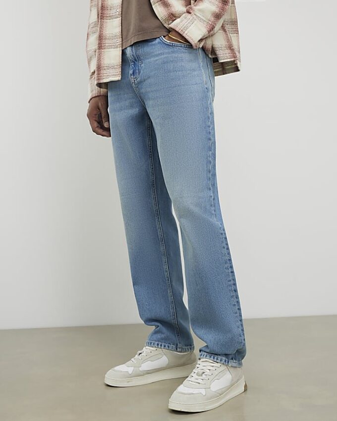 Blå jeans med raka ben