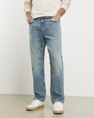 Blå jeans med raka ben