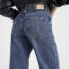 Blå jeans med raka ben