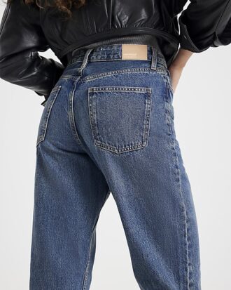 Blå jeans med raka ben