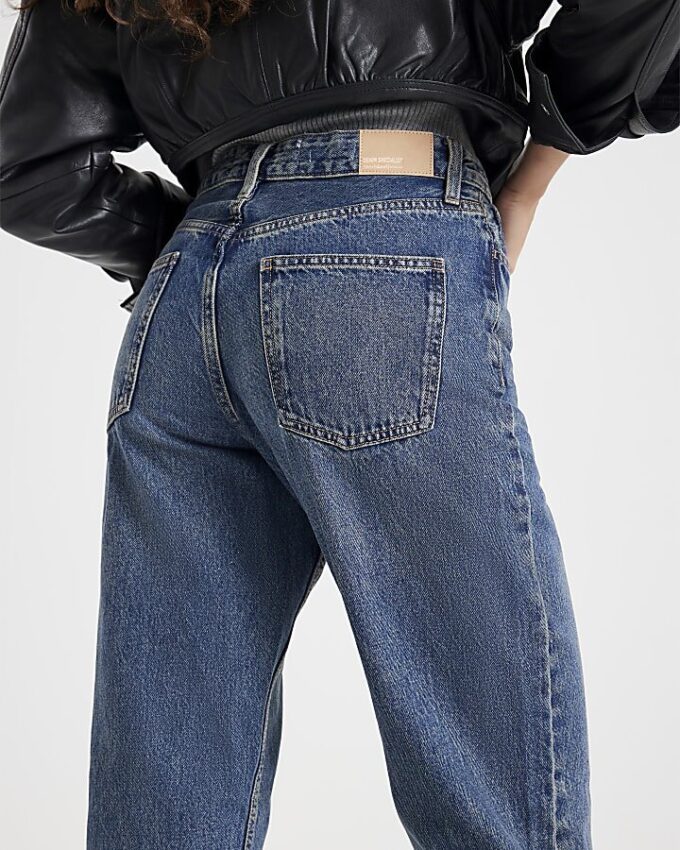 Blå jeans med raka ben