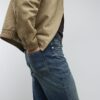 Blå jeans med raka ben
