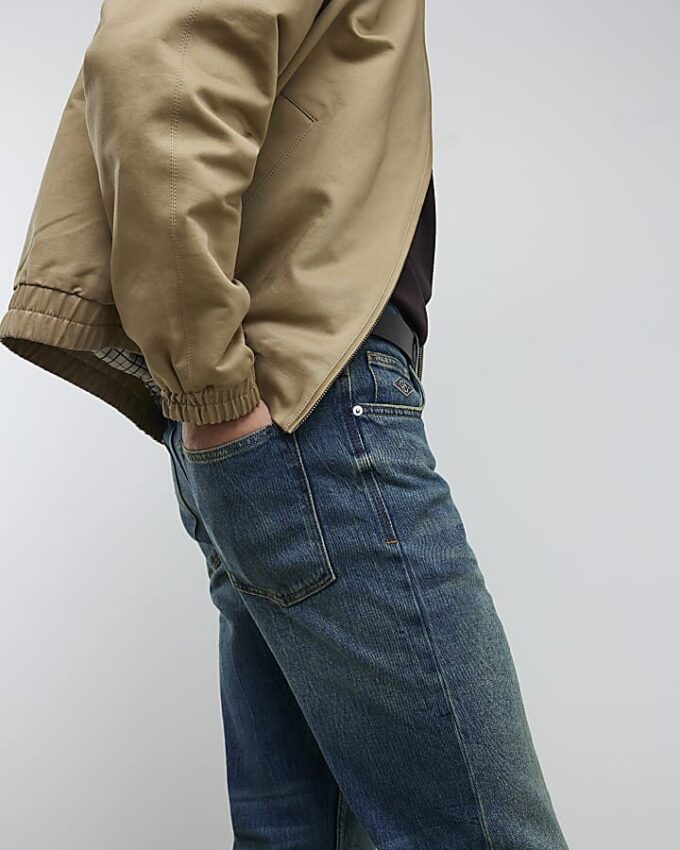 Blå jeans med raka ben