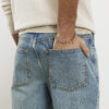 Blå jeans med raka ben