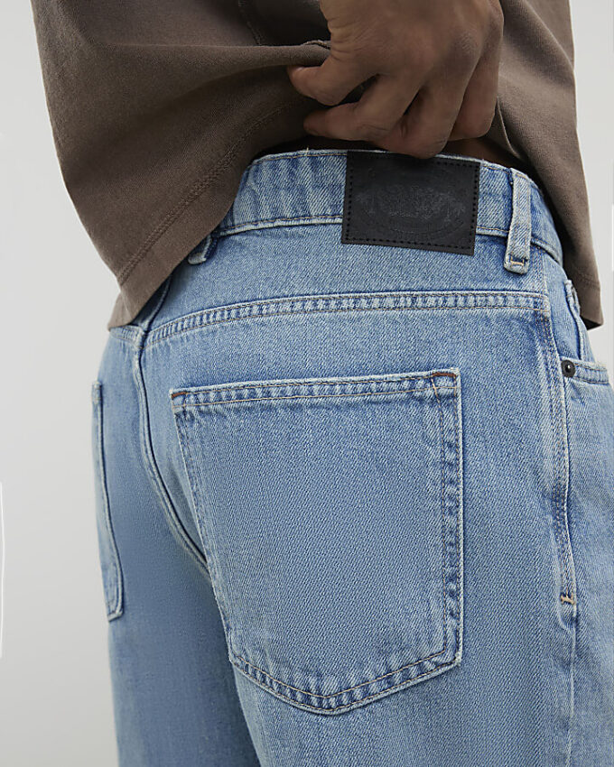 Blå jeans med raka ben