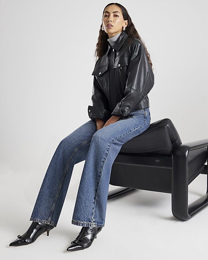 Blå jeans med raka ben