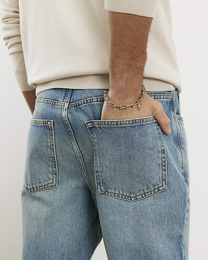 Blå jeans med raka ben