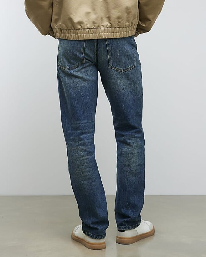Blå jeans med raka ben