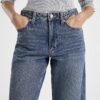 Blå jeans med raka ben