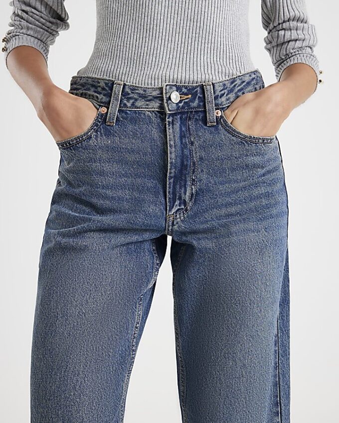 Blå jeans med raka ben