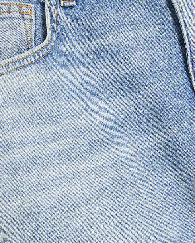 Blå jeans med raka ben Blå jeans med raka ben