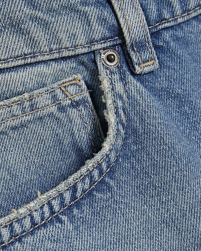 Blå jeans med raka ben