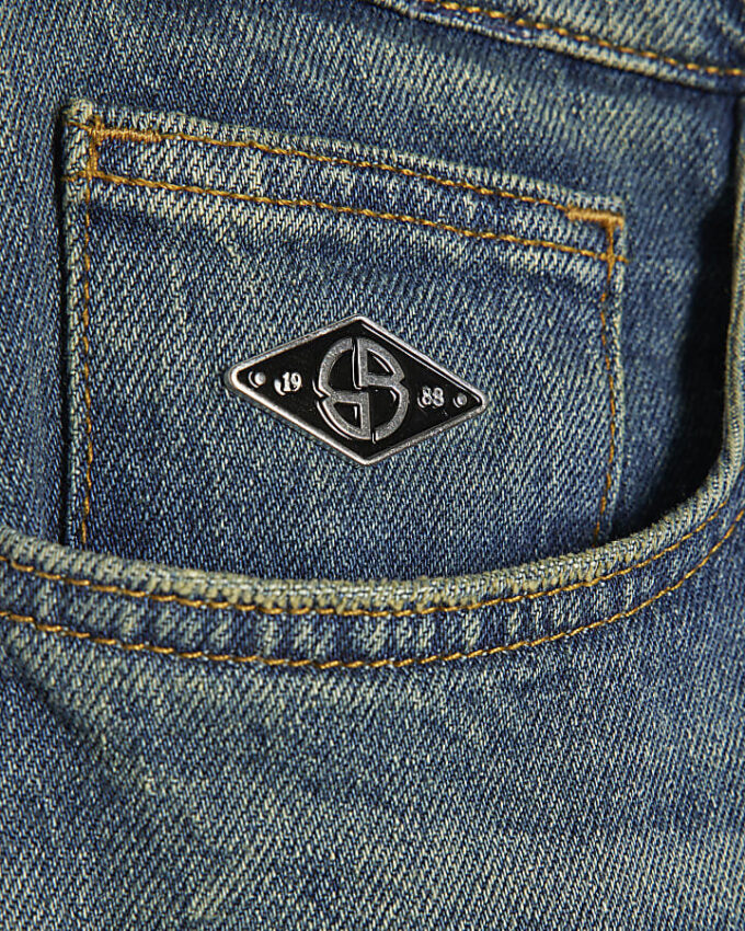 Blå jeans med raka ben