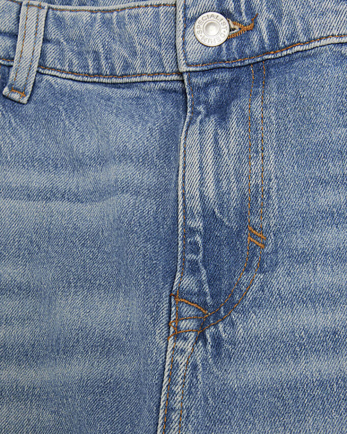 Blå jeans med raka ben Blå jeans med raka ben