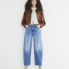 Blå jeans med sömmar och barellben Blå jeans med sömmar och barellben