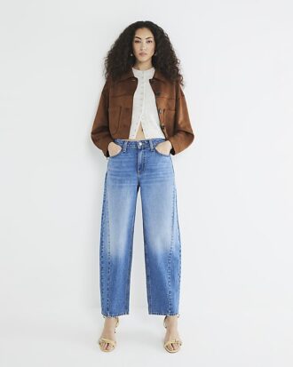 Blå jeans med sömmar och barellben