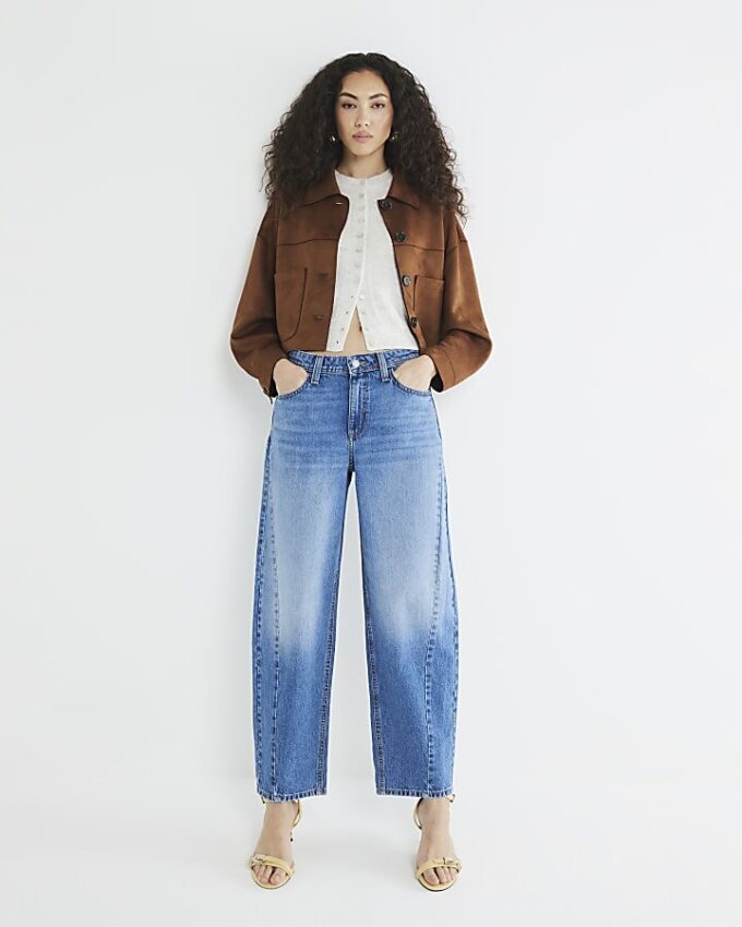 Blå jeans med sömmar och barellben Blå jeans med sömmar och barellben