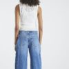 Blå jeans med sömmar och barellben