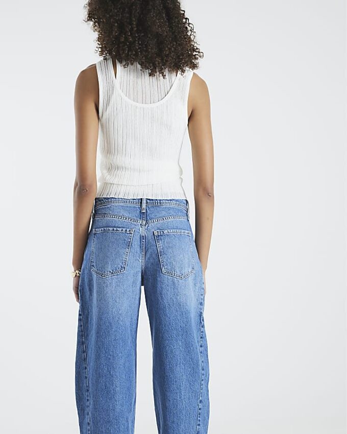 Blå jeans med sömmar och barellben