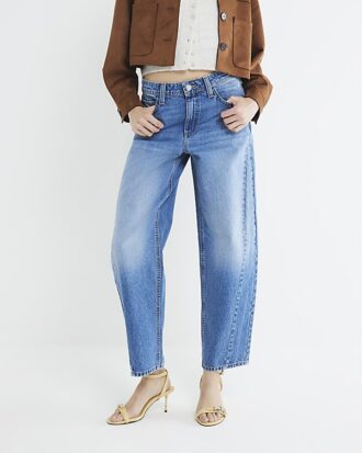 Blå jeans med sömmar och barellben