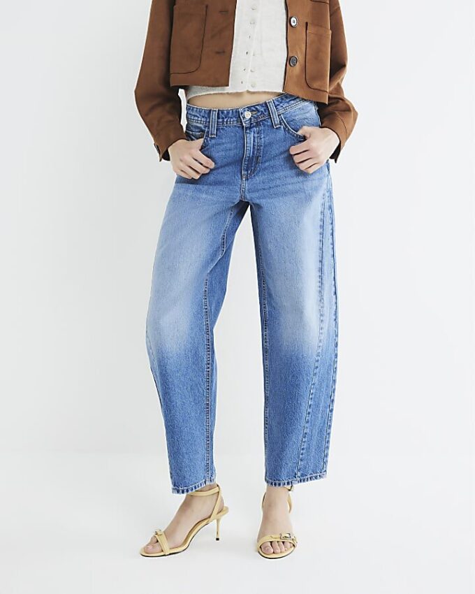 Blå jeans med sömmar och barellben Blå jeans med sömmar och barellben
