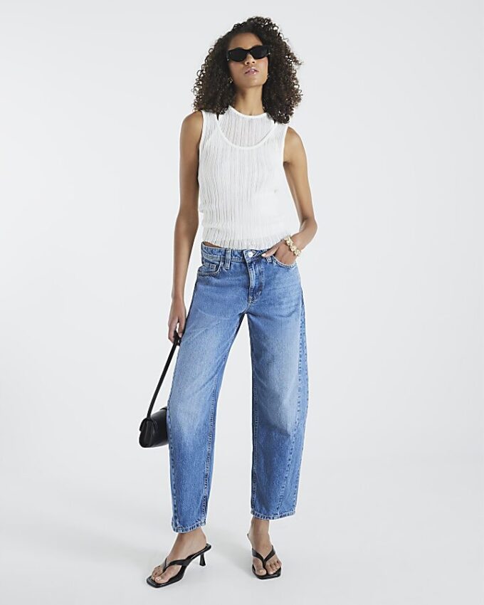 Blå jeans med sömmar och barellben