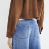 Blå jeans med sömmar och barellben Blå jeans med sömmar och barellben