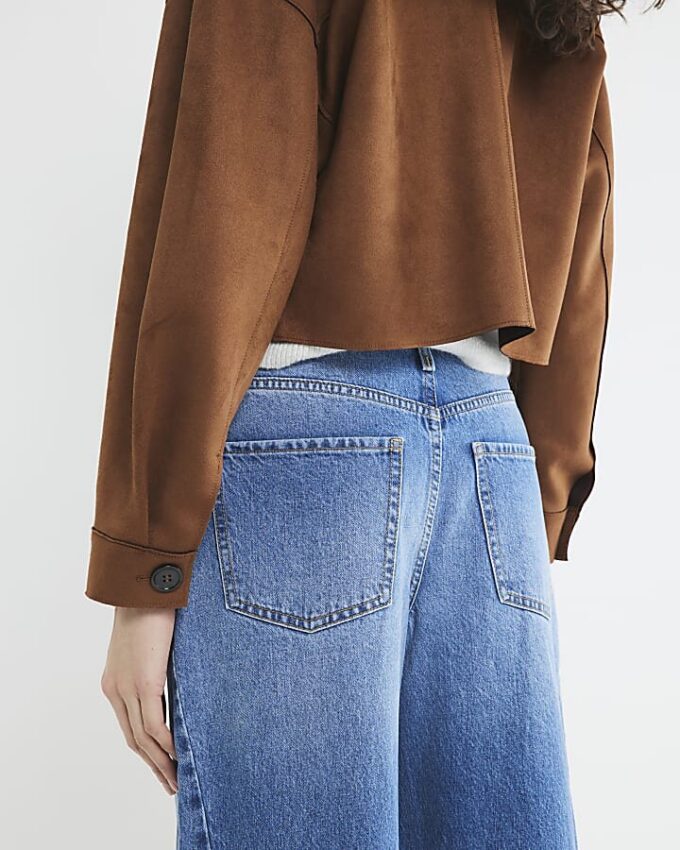 Blå jeans med sömmar och barellben Blå jeans med sömmar och barellben