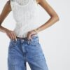 Blå jeans med sömmar och barellben