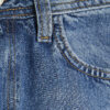 Blå jeans med sömmar och barellben