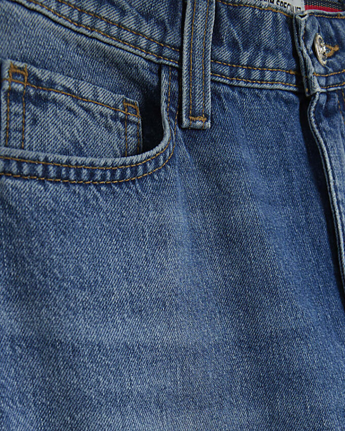 Blå jeans med sömmar och barellben Blå jeans med sömmar och barellben
