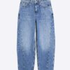 Blå jeans med sömmar och barellben