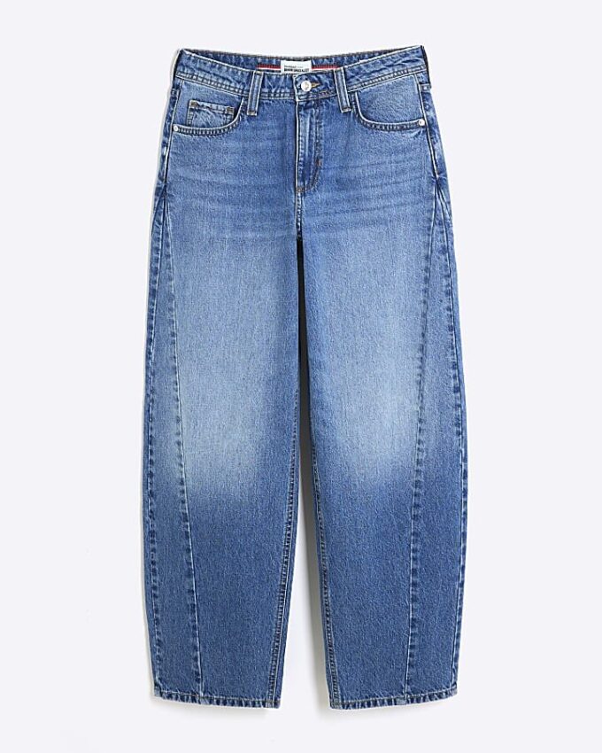 Blå jeans med sömmar och barellben Blå jeans med sömmar och barellben