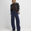 Blå jeans med snörning i midjan och barellben