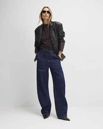 Blå jeans med snörning i midjan och barellben