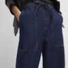 Blå jeans med snörning i midjan och barellben