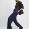 Blå jeans med snörning i midjan och barellben