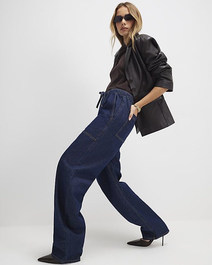Blå jeans med snörning i midjan och barellben
