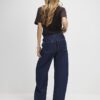 Blå jeans med snörning i midjan och barellben